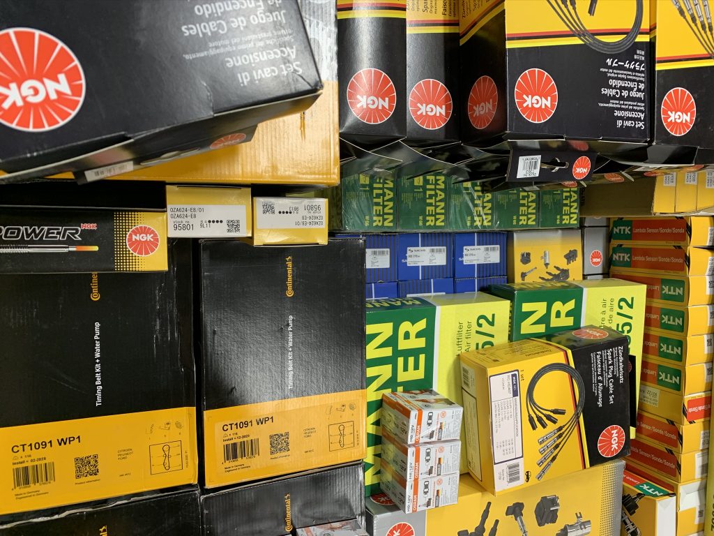 Verschiedene Autoteile sind in der Box